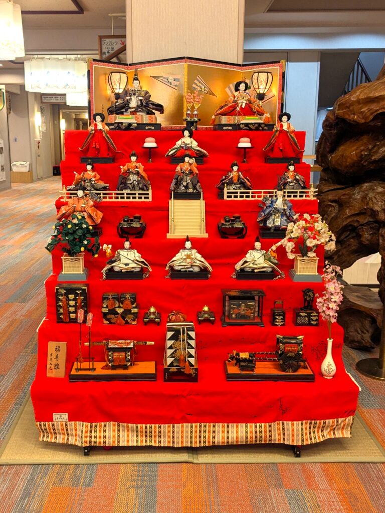 今年もロビーにお雛様を飾りました